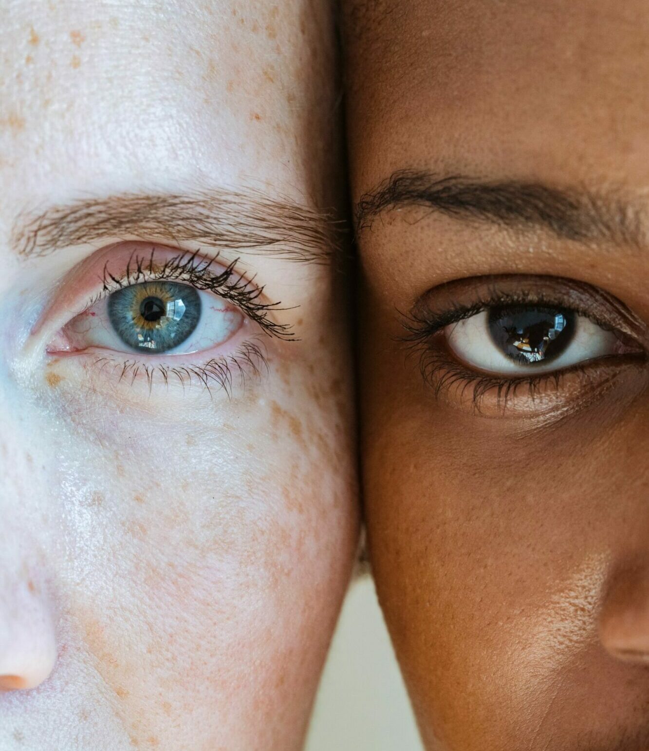 yeux Detailed close-up of a vibrant human iris showcasing unique patterns and colors.